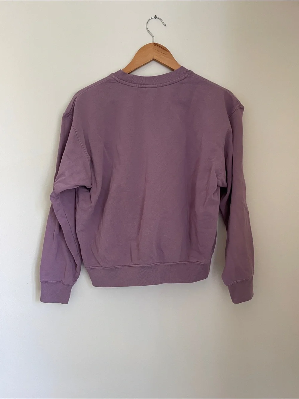 Uniqlo Louvre Collection Lilac Graphic Crew Sweatshirt - Picture 4 of 4